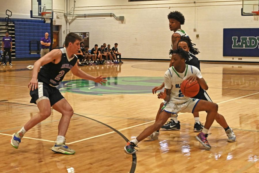 Coby Farley (20) dribbles the ball against the Thunderducks during the championship game.