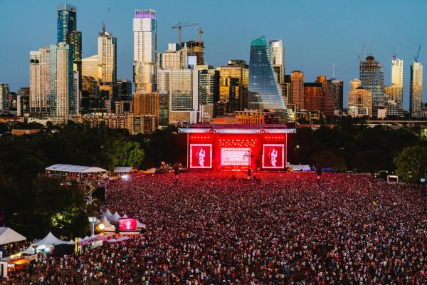 Chappell Roan's crowd at the beginning of her performance 
