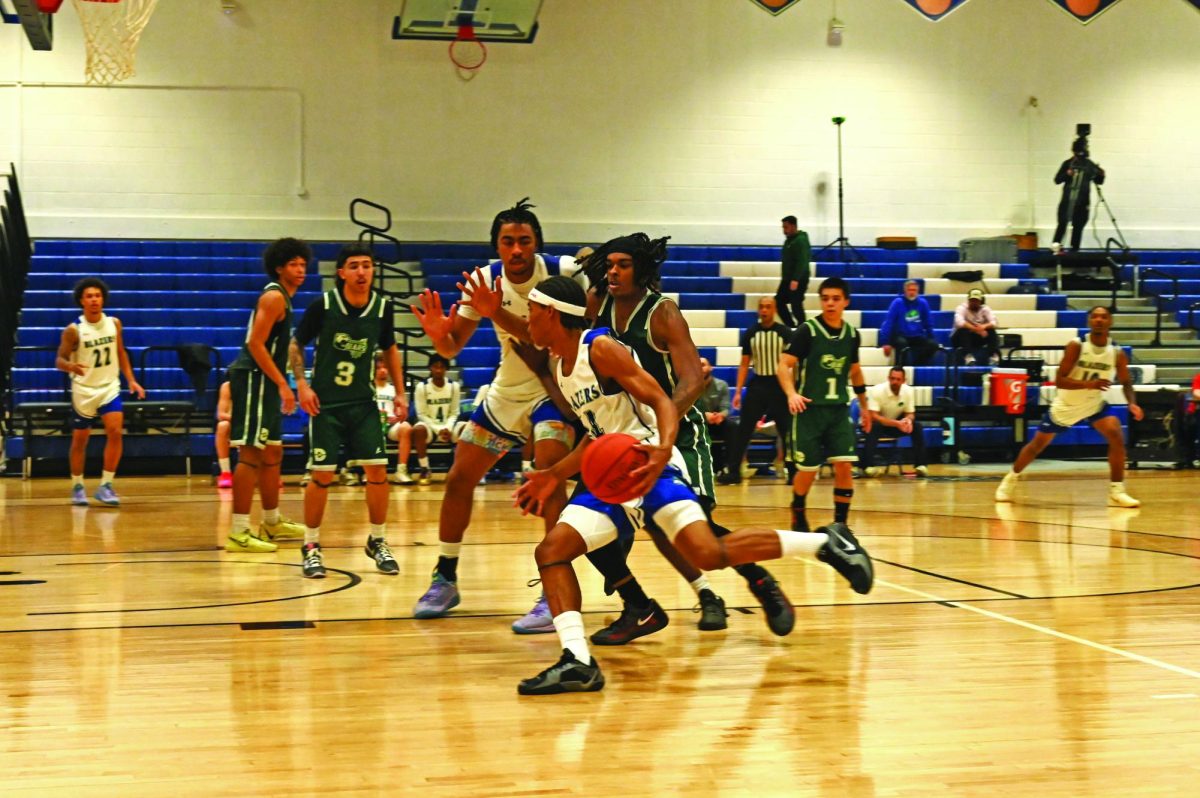 Dre’Yon Quattlebaum (14) drives for the basket.