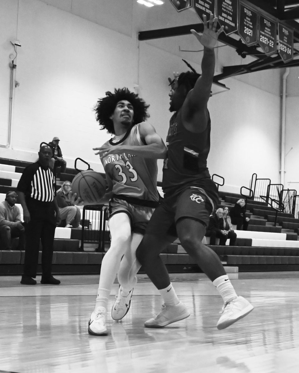 North Lake's Jayden Cruz (#33) drives to the basket against a Redlands defender on Dec. 2. 